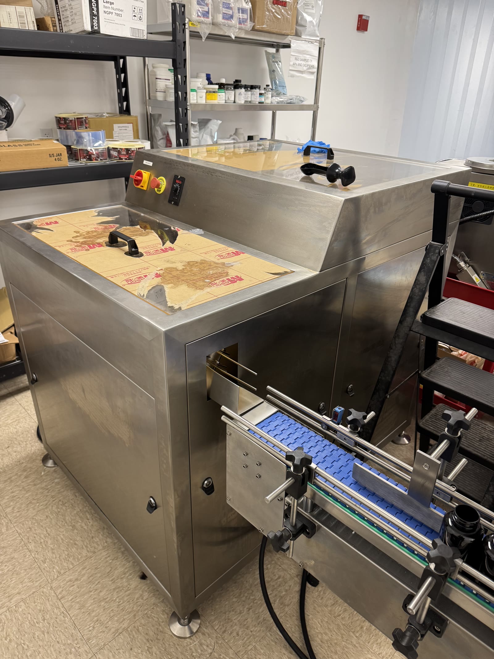 Automated bottle filler and conveyor